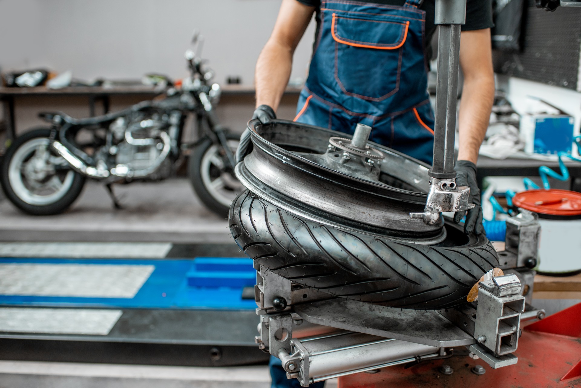 Trabajador cambiando un neumático de motocicleta